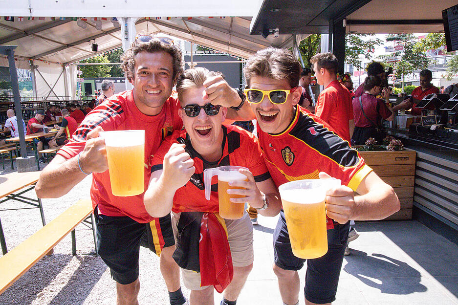 7aIMG: 0485728 Tausende belgische Fans feiern in Stuttgarts Biergärten und Fanzonen vor dem Spiel gegen die Ukraine..Baden-Württemberg,  Stuttgart, Deutschland Fotograf: 7aktuell.de/ Werner 7aID:38000