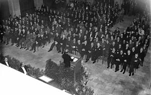 Museum Alexander K&ouml;nig in Bonn: NRW-Ministerpr&auml;sidenten Karl Arnold er&ouml;ffnet am 1. September 1948 die Tagung des Parlamentarischen Rates. Der Parlamentarische Rat, zu dessen Pr&auml;sidenten Konrad Adenauer gew&auml;hlt wurde, konstituierte sich f&uuml;r die drei Westzonen und hatte die Aufgabe, ein demokratisches Grundgesetz zu erarbeiten. Am 23. Mai 1949 wurde es schlie&szlig;lich erlassen und trat am 24. Mai 1949, in Kraft. Foto: dpa