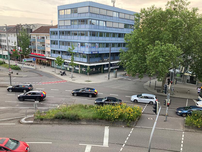 Rumänische Fans feiern mit Autokorso.