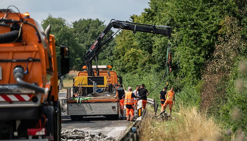 Nach einem Feuer auf der A81 sind langwierige Aufräumarbeiten nötig. Nach einem Feuer auf der A81 sind langwierige Aufräumarbeiten nötig.