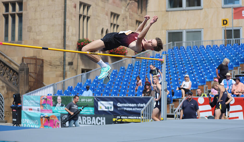 Strahlender Sonnenschein und tosender Applaus begleiten das U23-Springen auf dem Heilbronner Marktplatz.