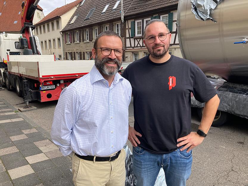 Adelshofer Straße gesperrt: Palmbräu-Mitinhaber Lionel Berger (links) und Betriebsleiter Maximilian Pfeil beobachten gespannt den spektakulären Aufbau des neuen Silos.