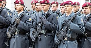 Gerade erst wurde die Bundeswehr 70 Jahre alt: Soldatinnen und Soldaten beim feierlichen Gelöbnis in Saarbrücken.