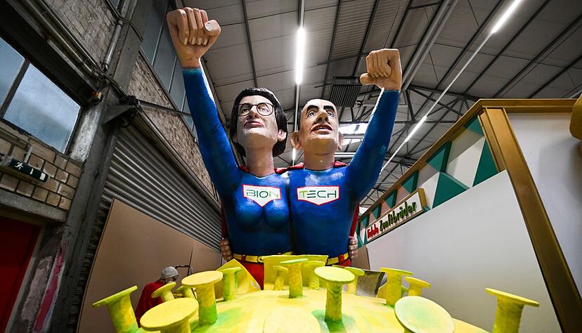 Selbst ein Rosenmontagswagen in Köln wurde Sahin und Türeci 2022 gewidmet. (Archivbild) Selbst ein Rosenmontagswagen in Köln wurde Sahin und Türeci 2022 gewidmet. (Archivbild)