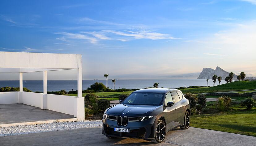 Moderne Autozeiten: Damit auch der iX3 Bestandteil solcher schicken Ansichten werden kann, sind rund 70.000 Euro vonn&ouml;ten.