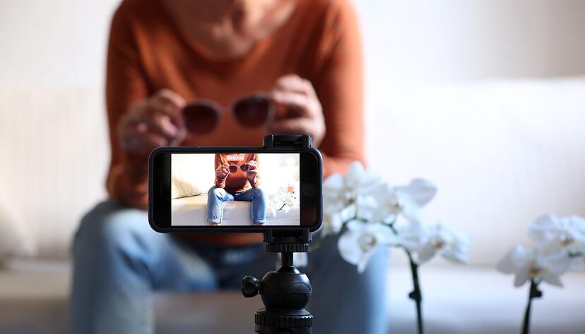 Wie lange ein Kind als Influencer vor der Kamera arbeiten darf, ist gesetzlich geregelt. Auch mit Urheberrechten sollten sich Kind und Eltern auskennen. Wie lange ein Kind als Influencer vor der Kamera arbeiten darf, ist gesetzlich geregelt. Auch mit Urheberrechten sollten sich Kind und Eltern auskennen.