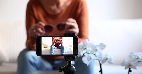 Wie lange ein Kind als Influencer vor der Kamera arbeiten darf, ist gesetzlich geregelt. Auch mit Urheberrechten sollten sich Kind und Eltern auskennen. Wie lange ein Kind als Influencer vor der Kamera arbeiten darf, ist gesetzlich geregelt. Auch mit Urheberrechten sollten sich Kind und Eltern auskennen.