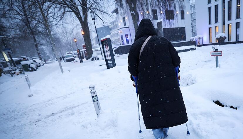 Spikes bieten zusätzlichen Halt auf vereisten Wegen: Sie senken das Risiko, auszurutschen und zu stürzen. Spikes bieten zusätzlichen Halt auf vereisten Wegen: Sie senken das Risiko, auszurutschen und zu stürzen.