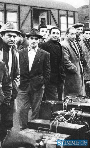1963: Mit einem Sonderzug der Bundesbahn reisen die meisten der rund 200 Italiener zum Weihnachtsurlaub in die südliche Heimat.