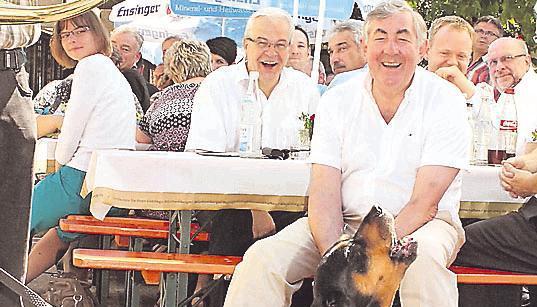 Dienst-Jagdhund Slivo singt seinem obersten Chef ein Ständchen.