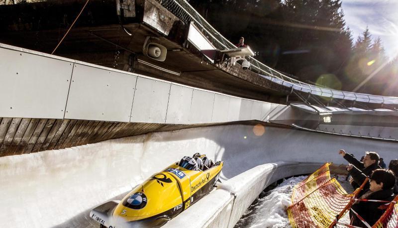 Francesco Friedrich jagt mit dem Veirerbob durch den Eiskanal von Igls. Foto: Jan Hetfleisch