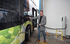 Zwei Mal am Tag wird der E-Bus geladen. Das Kabel darf nur ein Mitarbeiter der Werkstatt anschließen, so wie der stellvertretende Leiter Heiko Ziehl. Foto: Andreas Veigel