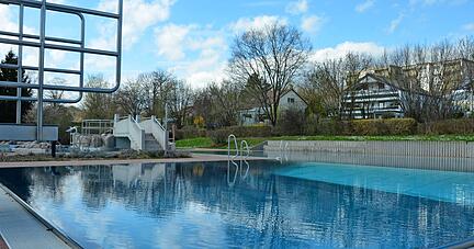 Seit gut einer Woche sind die Edelstahlbecken im Güglinger Freibad wieder mit frischem Wasser gefüllt, das noch eine Temperatur von zehn Grad hat.
Foto: Ines Schmiedl