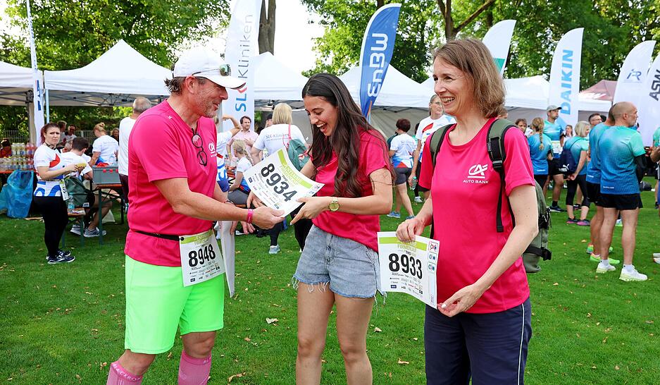Vor dem Stimme-Firmenlauf werden die Teilnehmer mit Startnummern versorgt. Vor dem Stimme-Firmenlauf werden die Teilnehmer mit Startnummern versorgt.