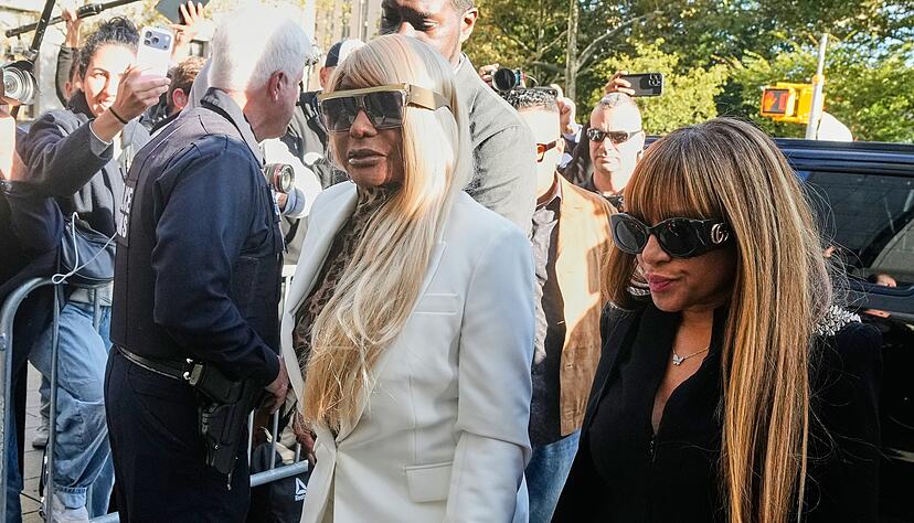 Zahlreiche Familienmitglieder waren f&uuml;r die Strafma&szlig;verk&uuml;ndung anwesend.