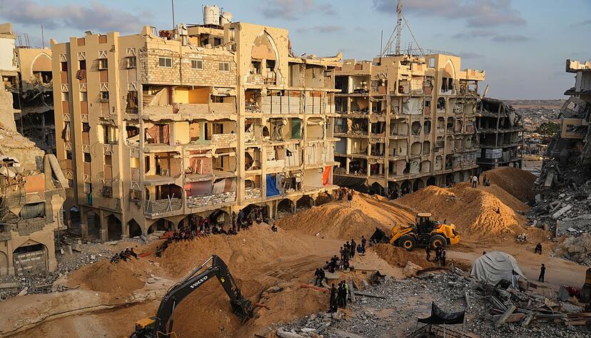 Ägyptische Arbeiter suchen mit schwerem Gerät nach sterblichen Überresten von Geiseln. (Archivbild) Ägyptische Arbeiter suchen mit schwerem Gerät nach sterblichen Überresten von Geiseln. (Archivbild)