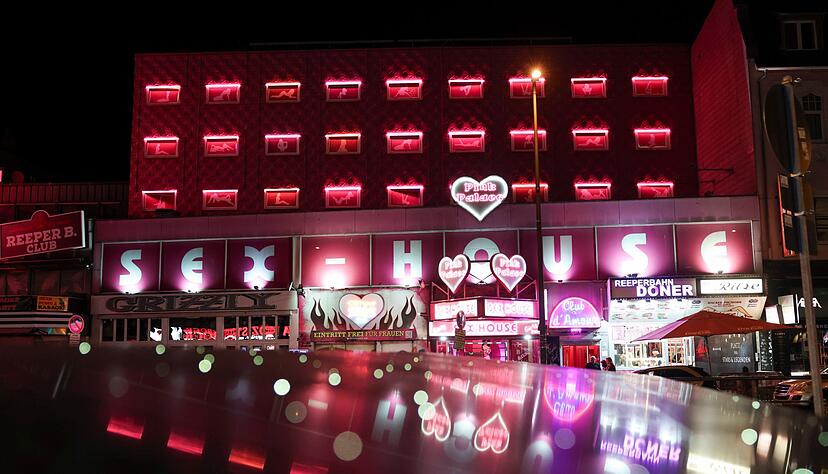 Die Reeperbahn bei Nacht zu erkunden, geh&ouml;rt f&uuml;r viele zu einem Hamburg-Besuch dazu.