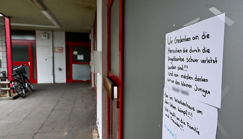 Anwohner dr&uuml;cken ihre Anteilnahme aus nach der Explosion einer Kugelbombe zu Silvester, die mehrere Menschen zum Teil schwer verletzt hat.