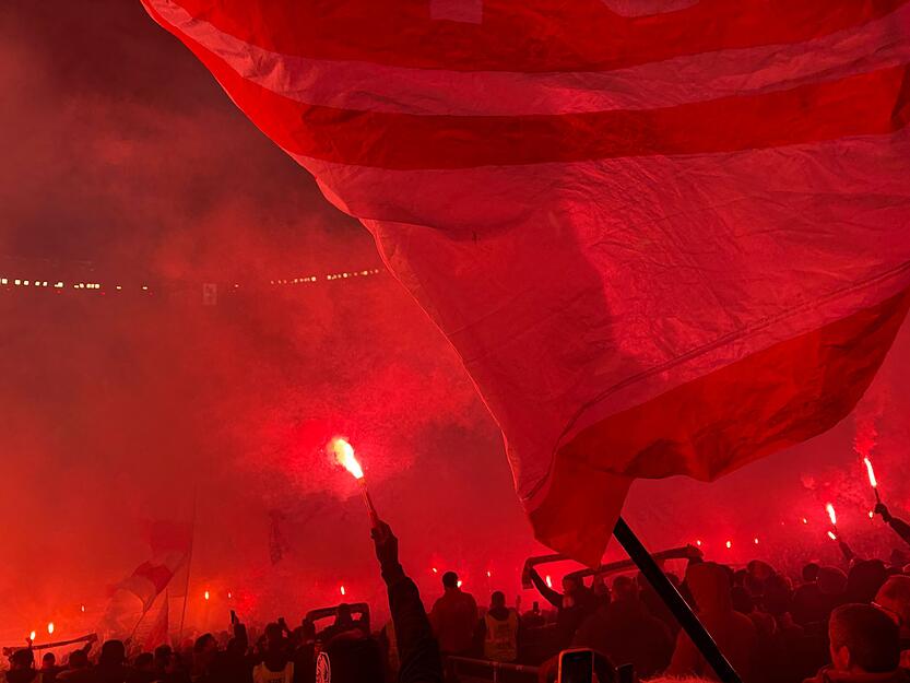 Alles rot, viel Qualm. Die Pyroshow vor dem Spiel des VfB gegen den FC Bayern München sorgte für Aufsehen.