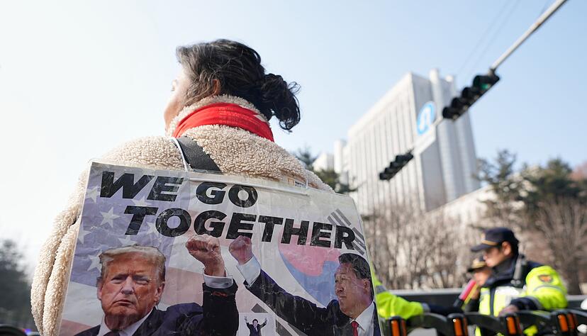 Die Anh&auml;nger von S&uuml;dkoreas Ex-Pr&auml;sident Yoon Suk Yeol hoffen auf Hilfe von Donald Trump.