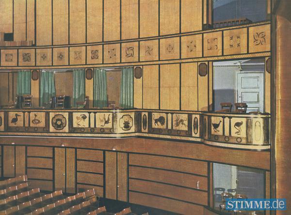 Der Theatersaal ist mit exotischen Hölzern in warmen Farben ausgestattet. Journalist und späterer Bundespräsident Theodor Heuss schreibt über den vornehmen Zuschauersaal "er ist in allen Stücken vollendet, ein weitgedehntes großes Raumgefühl und dabei bürgerliche Intimität".
