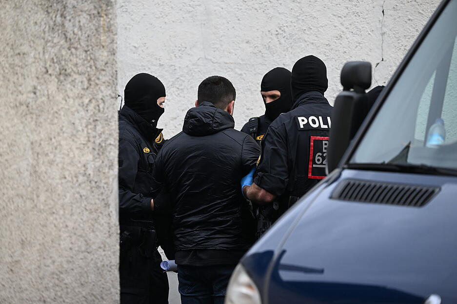 Die Razzien erstreckten sich auf zwei Wohnungen, drei Lagerst&auml;tten und einen Verladeplatz. Dabei wurden mutma&szlig;liche Beweismittel sichergestellt.