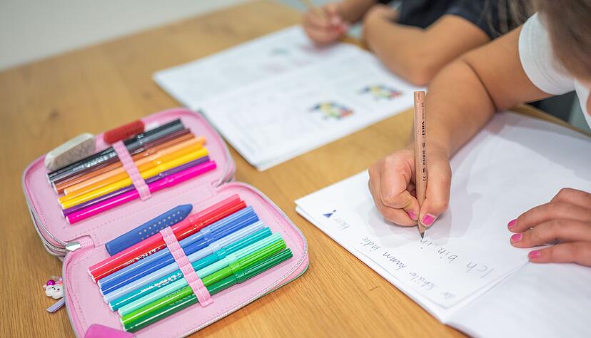 Bei der Sprachentwicklung sind M&auml;dchen schon zu Schulbeginn besser. (Archivbild)