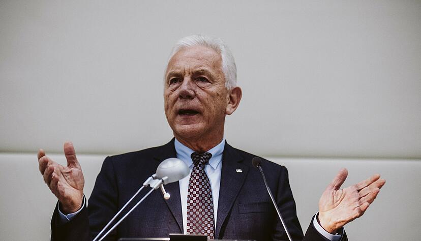 Brachte auch einige positive Nachrichten mit: Oberb&uuml;rgermeister Harry Mergel auf der B&uuml;rgerversammlung in der Kirchhausener Deutschordenshalle. Foto: Nico Kurth
