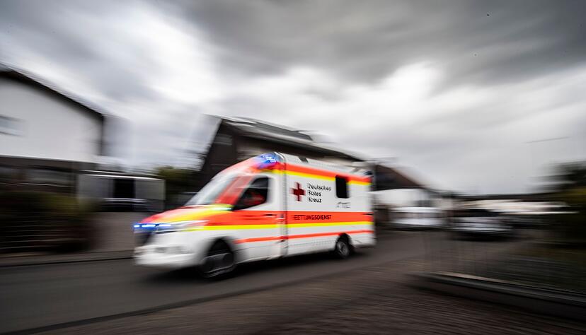 Ein Rettungswagen f&auml;hrt &uuml;ber die Stra&szlig;e.