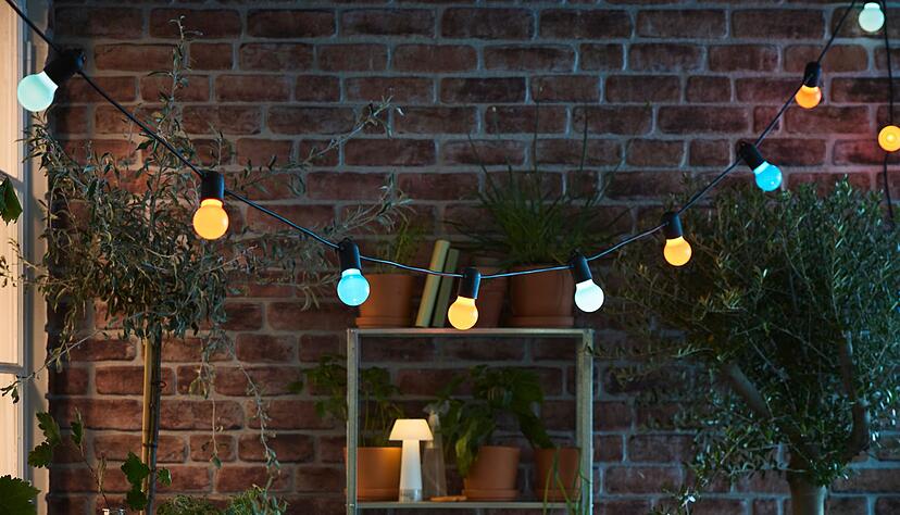 Stimmungsvoll: Mit Outdoor-Leuchten und Lichterketten (hier von Ikea) kann man den Balkon schnell in ein lauschiges Pl&auml;tzchen verwandeln.