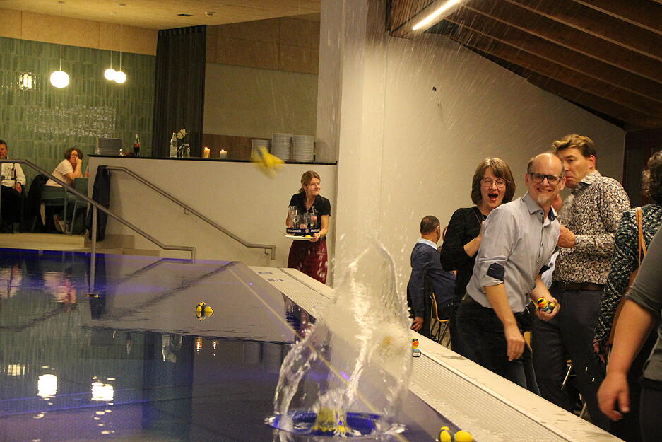 Mit Kleidung im Solebad: Zur Eröffnung sind die Gäste ausnahmsweise nicht in Badeanzug und Badehose gekommen. Mit Kleidung im Solebad: Zur Eröffnung sind die Gäste ausnahmsweise nicht in Badeanzug und Badehose gekommen.