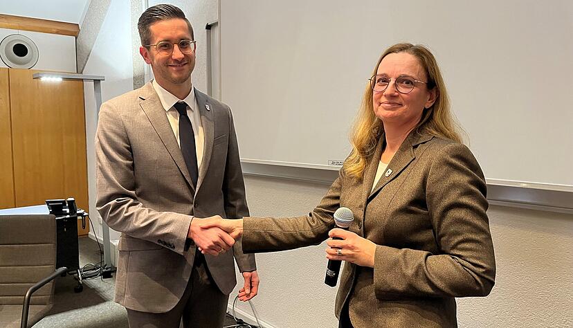 Die stellvertretende B&uuml;rgermeisterin Anja Bader verpflichtete Pascal Bopp im Ratssaal auf sein Amt.