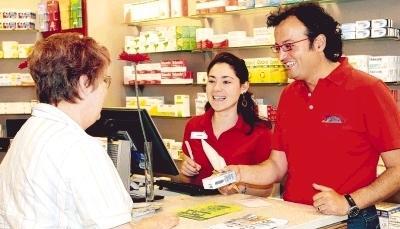 In der Engel-Apotheke gibt es auch t&uuml;rkischsprachiges Personal, so dass Migranten meistens ohne Probleme beraten werden k&ouml;nnen. Mehrsprachigkeit ist bei dort einer Bewerbung durchaus erw&uuml;nscht.Foto: Andreas Veigel