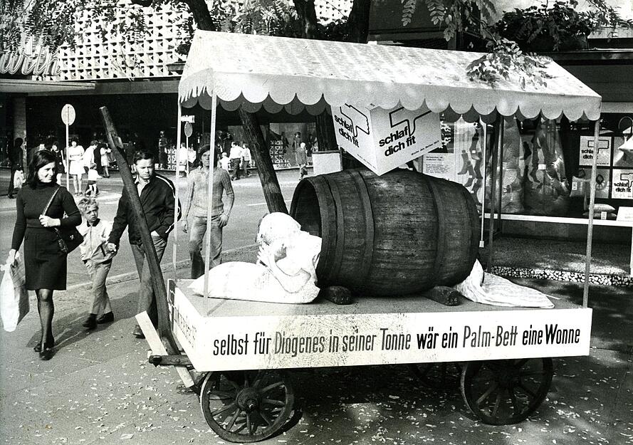 Originelle Werbung für gesunden Schlafkomfort zur Woche des Bettes  im Jahr 1971.