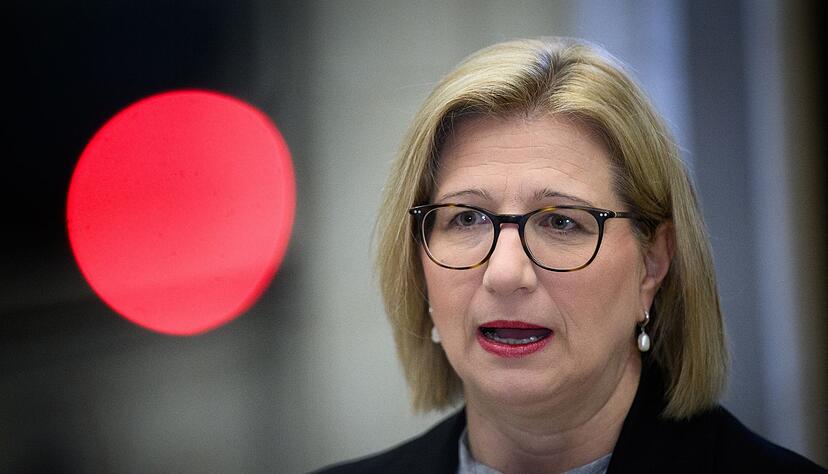 Die Hochwasserlage in Saarbrücken forderte ein Todesopfer - Ministerpräsidentin Anke Rehlinger reagierte bestürzt.