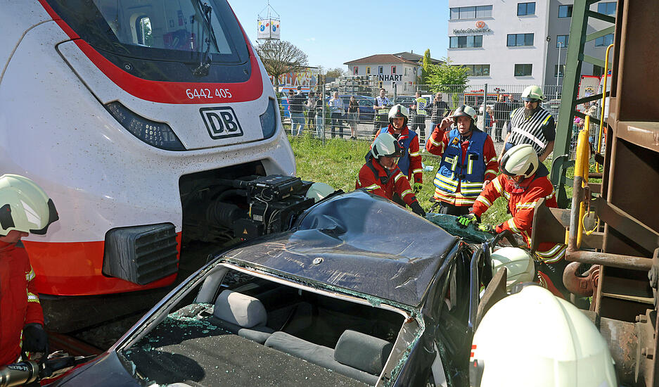 Die Simulation: Ein Zug-Unfall, ein Auto ist eingeklemmt.