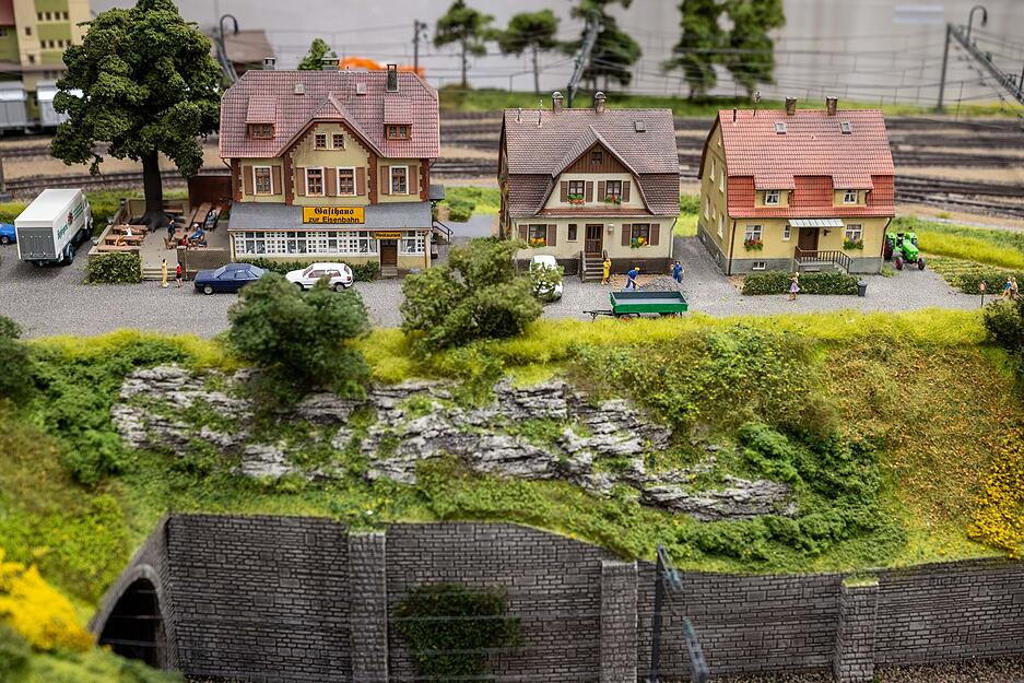 Realistisch gestaltete Szenerien spiegeln die Schönheit echter Bahnlandschaften wider.