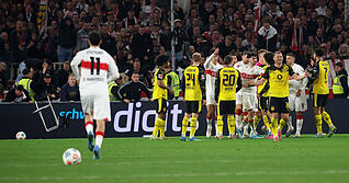 In der Nachspielzeit wurde es wild beim Spiel VfB Stuttgart gegen Borussia Dortmund. Der BVB traf doppelt, die VfB-Fans wurden w&uuml;tend.