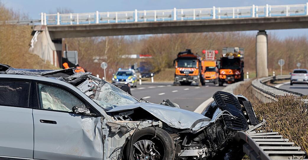 Das Auto des Verkehrsministers &uuml;berschlug sich bei dem Unfall.