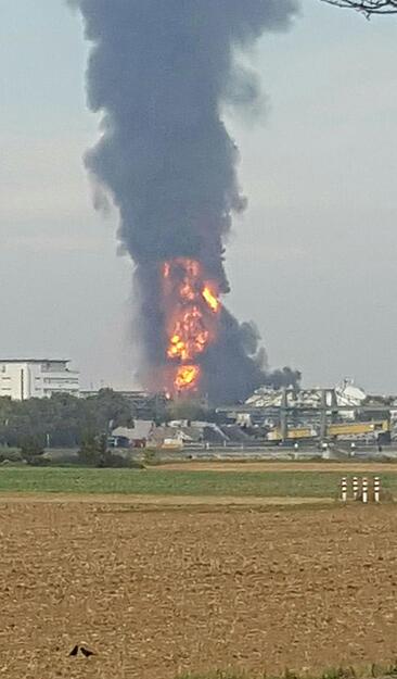 Eine lange Rauchs&auml;ule steht am Montag &uuml;ber Ludwigshafen (Rheinland-Pfalz).