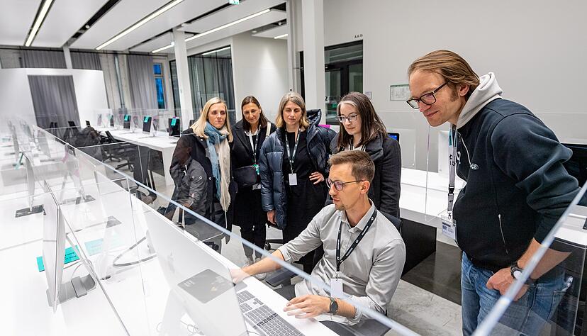 Nach der offiziellen Eröffnung der Programmierschule führen Geschäftsführer Thomas Bornheim (rechts) und der Student Steve Killian (am PC) Besucher durch das Gebäude der Coding School 42 Heilbronn in der Weipertstraße 8-10. Nach der offiziellen Eröffnung der Programmierschule führen Geschäftsführer Thomas Bornheim (rechts) und der Student Steve Killian (am PC) Besucher durch das Gebäude der Coding School 42 Heilbronn in der Weipertstraße 8-10.
