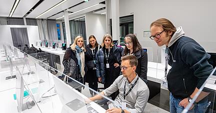Nach der offiziellen Eröffnung der Programmierschule führen Geschäftsführer Thomas Bornheim (rechts) und der Student Steve Killian (am PC) Besucher durch das Gebäude der Coding School 42 Heilbronn in der Weipertstraße 8-10. Nach der offiziellen Eröffnung der Programmierschule führen Geschäftsführer Thomas Bornheim (rechts) und der Student Steve Killian (am PC) Besucher durch das Gebäude der Coding School 42 Heilbronn in der Weipertstraße 8-10.