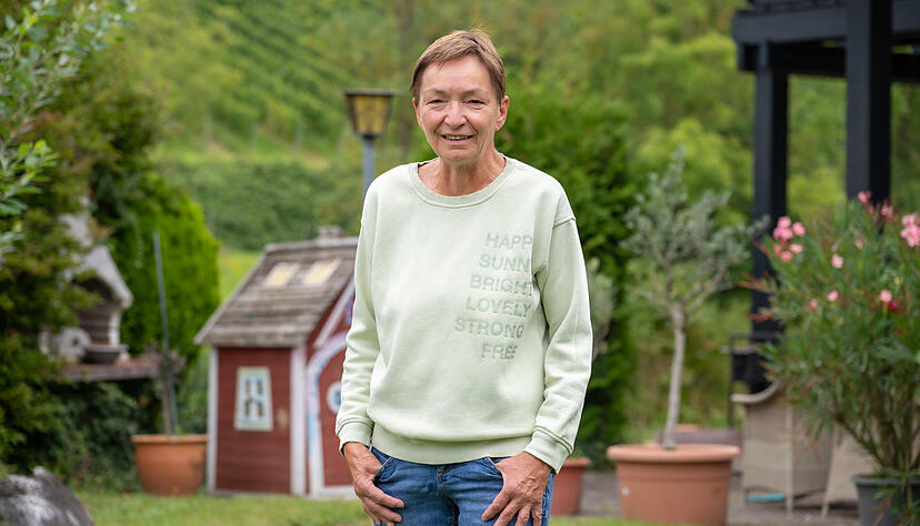 Gisela Götz in ihrem Garten in der Erlachstraße in Flein, von dem sie einen herrlichen Blick in die Weinberge, direkt hinter der Wiese, hat.