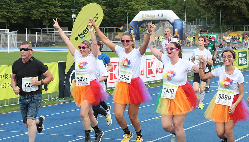 Glückliche Finisher beim Stimme-Firmenlaufs: Im Bild der Zieleinlauf im Heilbronner Frankenstadion.