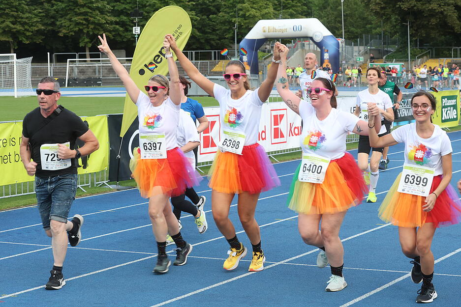 Glückliche Finisher beim Stimme-Firmenlaufs: Im Bild der Zieleinlauf im Heilbronner Frankenstadion.