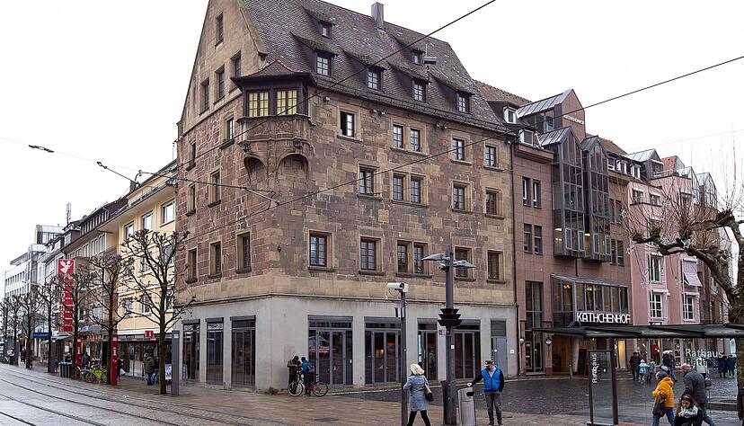 Das Käthchenhaus an der Ecke Marktplatz/Kaiserstraße ist Teil des Käthchenhof-Quartiers. Mit dem Verkauf an die Bürgerstiftung ändert sich an der bisherigen Nutzung nichts, also bleibt auch das Lokal Vinum im Erdgeschoss erhalten.
Foto: Andreas Veigel