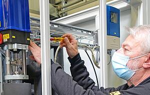 Monteur Frank Fischer an einer Heiz- und K&uuml;hlanlage, die Lauda ebenso produziert wie kleinere Temperierger&auml;te. Foto: Christian Gleichauf