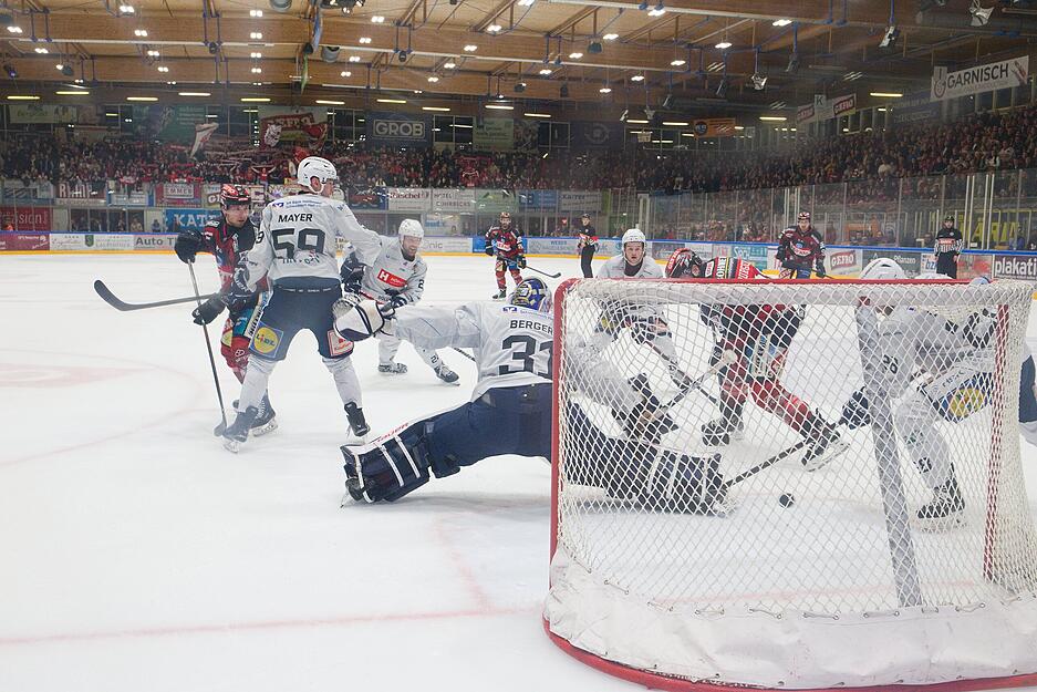 Spiel fünf zwischen den Heilbronner Falken und den Memmingen Indians findet am Sonntag in Heilbronn statt. Spiel fünf zwischen den Heilbronner Falken und den Memmingen Indians findet am Sonntag in Heilbronn statt.