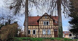 Das ehemalige Pfadfinderhaus steht leer und soll auf Wunsch der Evangelischen Kirche abgerissen, und die beiden Linden sollen gef&auml;llt werden.