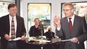 „So eng ging es vor dem Umbau zu“, scheint Bürgermeister Volker Lenz (rechts) zu sagen. Links im Bild Thomas Cleve vom Hohenloher Kunstverein.Fotos: Stegmüller „So eng ging es vor dem Umbau zu“, scheint Bürgermeister Volker Lenz (rechts) zu sagen. Links im Bild Thomas Cleve vom Hohenloher Kunstverein.Fotos: Stegmüller